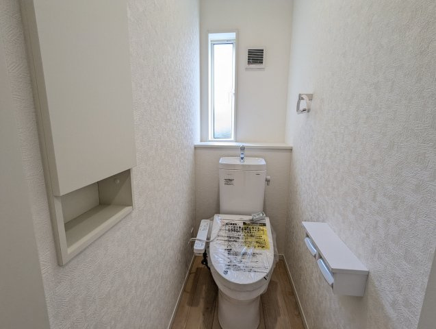 水戸市千波町　第16のトイレ|窓がついており、いつでも快適な空間に！ゆっくりとお一人時間をお過ごしください