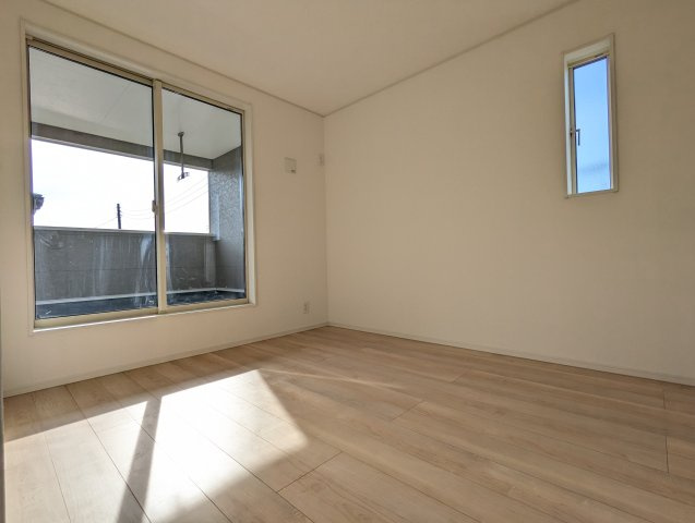 水戸市千波町　第16の洋室|バルコニーに面した明るい洋室です。採光・通風が良く毎朝気持ち良く起床ができ・・日中も日差しが降り注ぐ～暖かいお部屋です