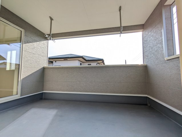 水戸市千波町　第16のバルコニー|ルーフバルコニーで家族全員の洗濯物の干せちゃいます！屋根付きで急な雨でも安心！