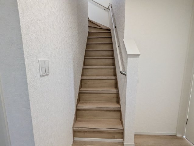 水戸市千波町　第16の内装|階段は手すり付きで小さなお子様も安心です