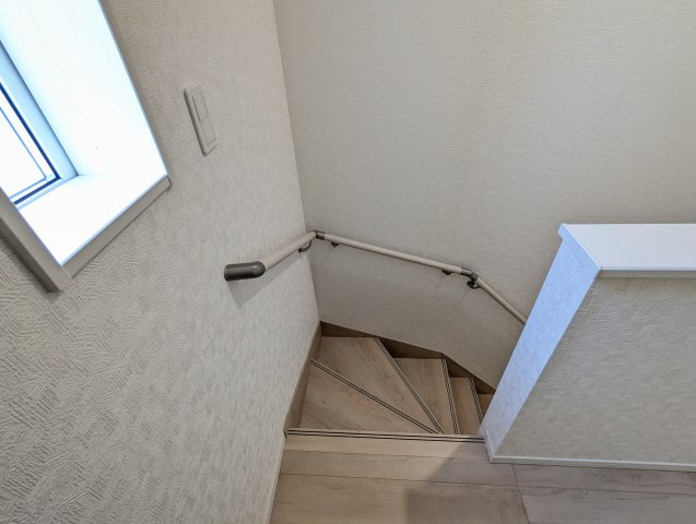 水戸市千波町　第16の内装|窓付きの階段は明るく、手すり付きで小さなお子様でも安心です