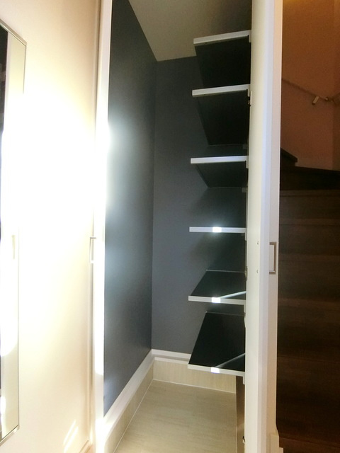 フェリス聖蹟Ⅵの玄関|★奥行たっぷりのミドルシューズクロークです★