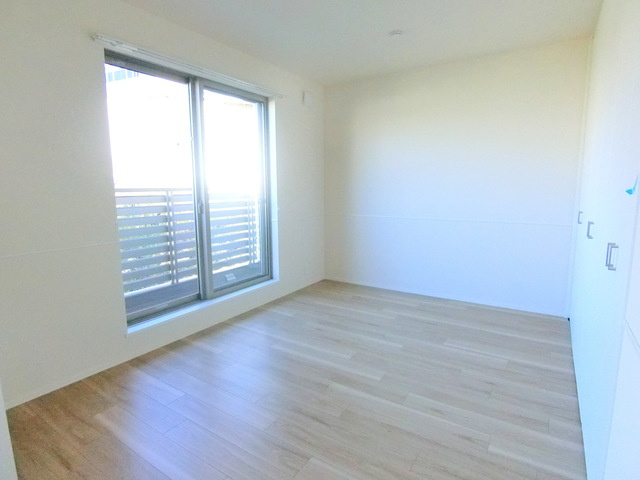 フェリス聖蹟Ⅵの居間・リビング|★洋室６帖、明るいお部屋です★