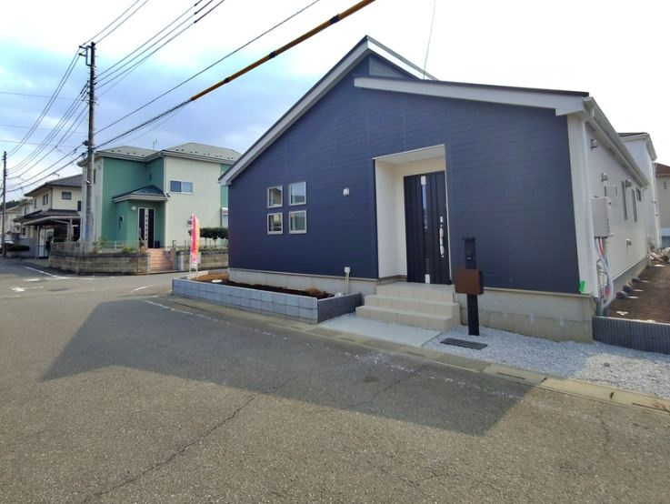 【新築】坂戸市にっさい花みず木11期 2号棟の外観|公園すぐ！
徒歩圏内にお買い物施設も多数点在☆
