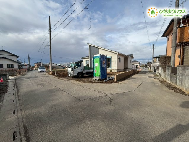 深谷市榛沢新田　新築一戸建て　ブルーミングガーデン　01の前面道路含む現地写真
