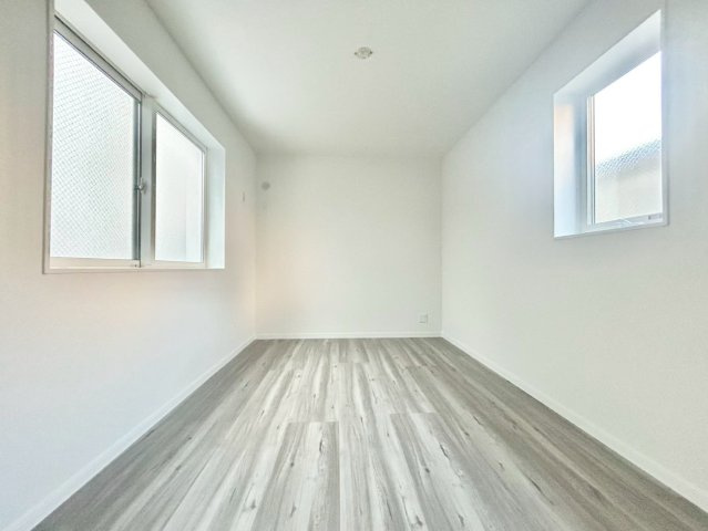 台東区松が谷1丁目　新築戸建の洋室|全居室２面採光のため、日差しが差し込む明るいお部屋です！

現地ご見学希望・資料請求などお気軽にお問い合わせ下さい！
03-5990-5201