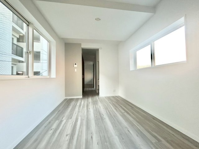 台東区松が谷1丁目　新築戸建の洋室|白を基調としたお部屋は光を反射するため、お部屋が明るく美しく見えますね！

現地ご見学希望・資料請求などお気軽にお問い合わせ下さい！
03-5990-5201