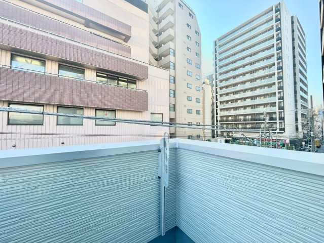 台東区松が谷1丁目　新築戸建のバルコニー|南向きのバルコニーは陽当り良好で、たっぷりのお洗濯物もよく乾きます！

現地ご見学希望・資料請求などお気軽にお問い合わせ下さい！
03-5990-5201