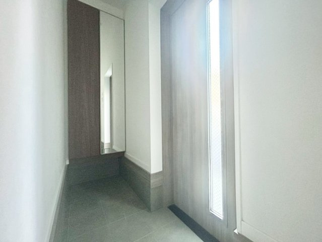 台東区松が谷1丁目　新築戸建の玄関|お出かけ前の身だしなみチェックに役立つ鏡と収納完備の玄関です。

現地ご見学希望・資料請求などお気軽にお問い合わせ下さい！
03-5990-5201