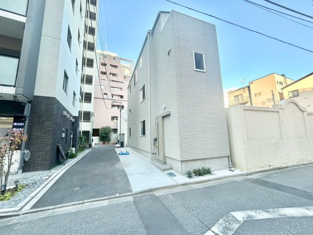 台東区松が谷1丁目　新築戸建の前面道路含む現地写真|南西角地のため、夕方までしっかりと陽が入ります！日当たりが遮られる可能性が少ないので暖かく過ごすことが出来ます。

現地ご見学希望・資料請求などお気軽にお問い合わせ下さい！
03-5990-5201