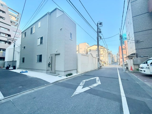 台東区松が谷1丁目　新築戸建の前面道路含む現地写真|南側道路に付き、陽当り良好！

現地ご見学希望・資料請求などお気軽にお問い合わせ下さい！
03-5990-5201