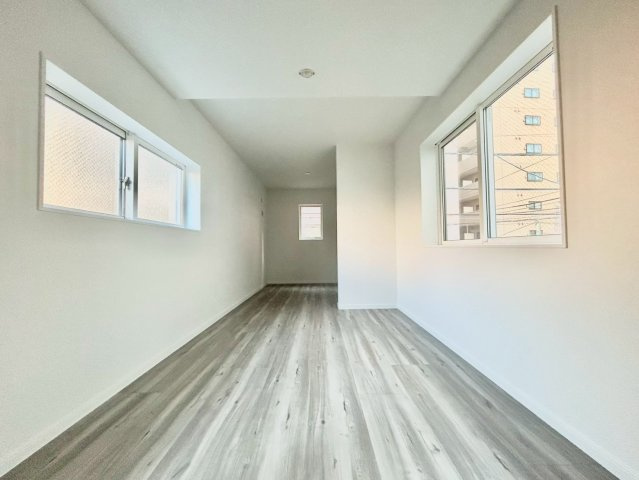 台東区松が谷1丁目　新築戸建の居間・リビング|2階リビングは外からの視線が気にならない、寛ぎのプライベート空間！

現地ご見学希望・資料請求などお気軽にお問い合わせ下さい！
03-5990-5201