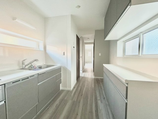 台東区松が谷1丁目　新築戸建のキッチン|食器棚いらずのカップボードを完備した収納力のあるキッチンです！ 

現地ご見学希望・資料請求などお気軽にお問い合わせ下さい！
03-5990-5201