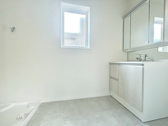 台東区松が谷1丁目　新築戸建の独立洗面台|三面鏡の裏には収納が付いているため、スムーズに身支度が完了します！

現地ご見学希望・資料請求などお気軽にお問い合わせ下さい！
03-5990-5201