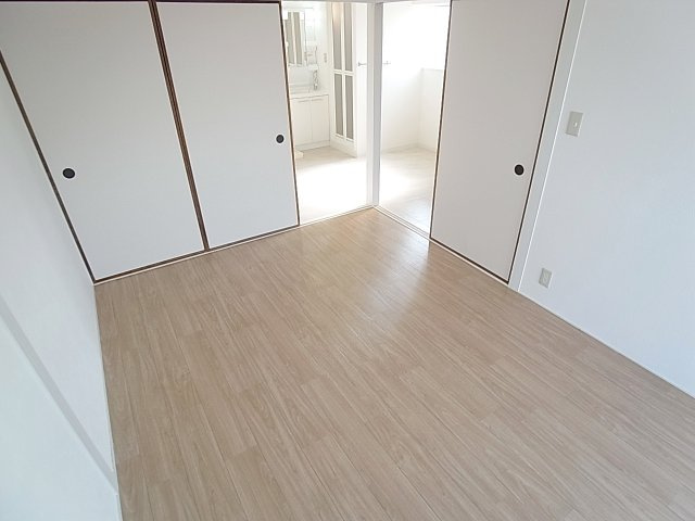 オレンジマンションの洋室|風通しも良好のお部屋です