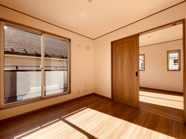 【洋室】 | 西東京市谷戸町３丁目　新築戸建て | シンプルで落ち着いたデザインが魅力の、居心地の良い洋室