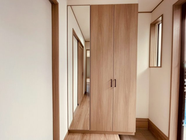 【玄関】 | 西東京市谷戸町３丁目　新築戸建て | 収納豊富で整理整頓しやすく、すっきりした玄関空間です