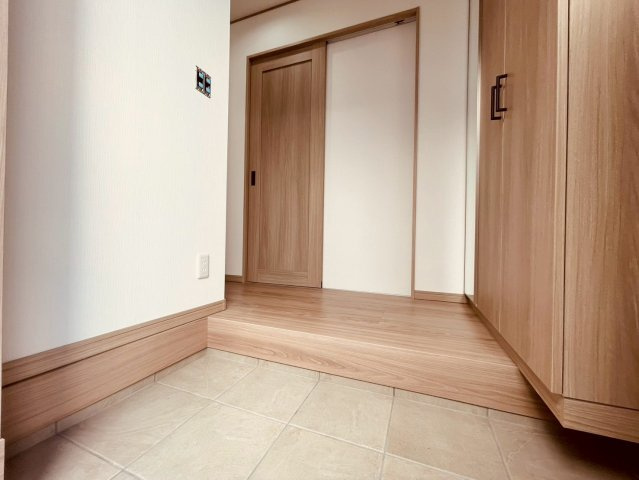 【玄関】 | 西東京市谷戸町３丁目　新築戸建て | 明るく開放感のある玄関が、住む人や訪れる人を心地よく迎えます