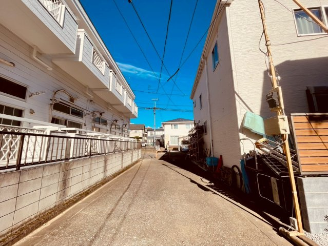 【前面道路含む現地写真】 | 西東京市谷戸町３丁目　新築戸建て | 落ち着いた街並みに面した、静かで安全な前面道路です