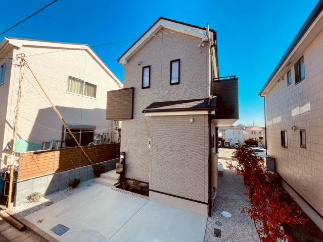 【外観】 | 西東京市谷戸町３丁目　新築戸建て | 明るい陽光に映える、清潔感あふれる外観デザインです