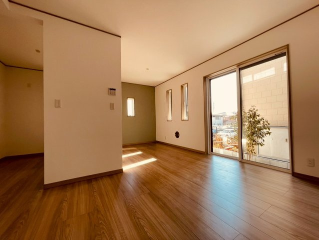 【居間・リビング】 | 西東京市谷戸町３丁目　新築戸建て | 明るく開放感のあるLDKは、ご家族が自然と集まる心地よい空間