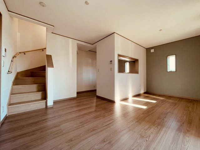 【居間・リビング】 | 西東京市谷戸町３丁目　新築戸建て | 陽光が差し込み、くつろぎとぬくもりに満ちた住まいの中心に