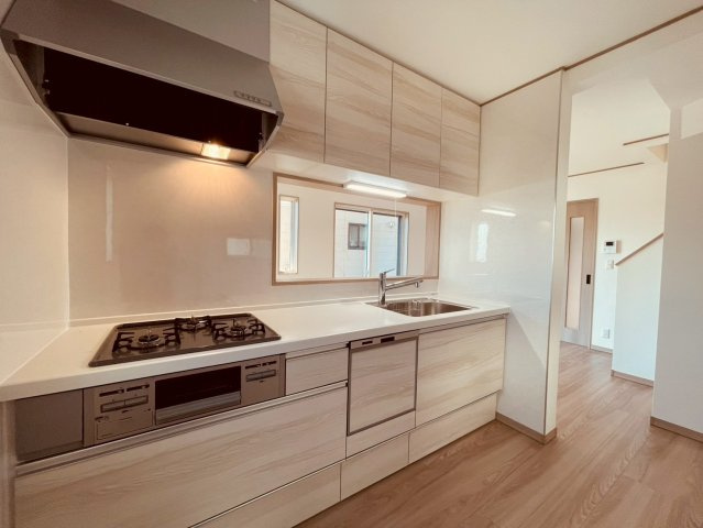 【キッチン】 | 西東京市谷戸町３丁目　新築戸建て | 使い勝手に優れた設備が揃い、快適に調理を楽しめるキッチン