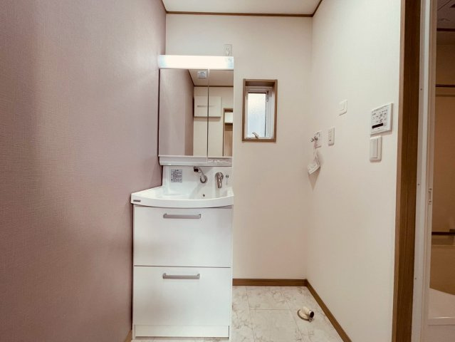 【洗面所】 | 西東京市谷戸町３丁目　新築戸建て | 使い勝手の良い洗面化粧台を備え、朝の支度もスムーズに進みます