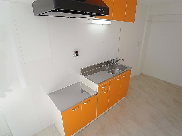 オレンジマンションのキッチン|入れ替え済のガスキッチン