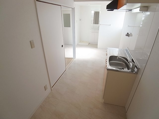 オレンジマンションの居間・リビング|採光タップリの明るい洋室6帖