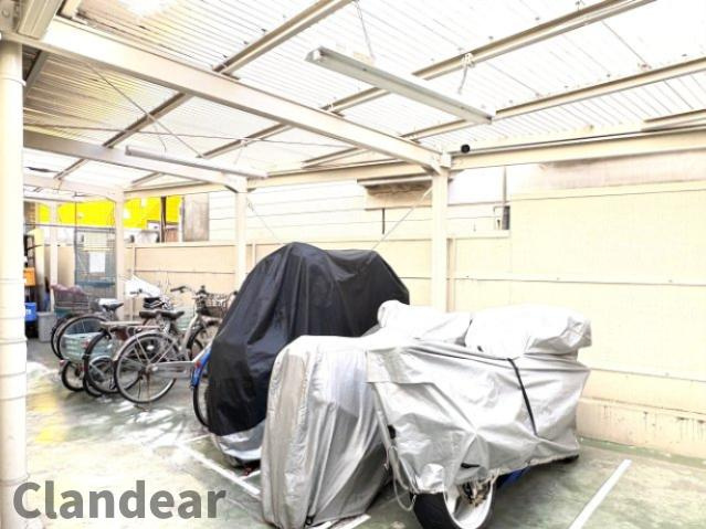 メイゾン向島の駐輪場|ドキドキの新生活も、安心してスタート。ぴったりの住まいを見つけませんか？クランディアが一緒に住まい選びをサポートします‼　まずは、お気軽にお問合せください　＃クランディア