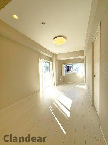 メイゾン向島の居間・リビング|ドキドキの新生活も、安心してスタート。ぴったりの住まいを見つけませんか？クランディアが一緒に住まい選びをサポートします‼　まずは、お気軽にお問合せください　＃クランディア