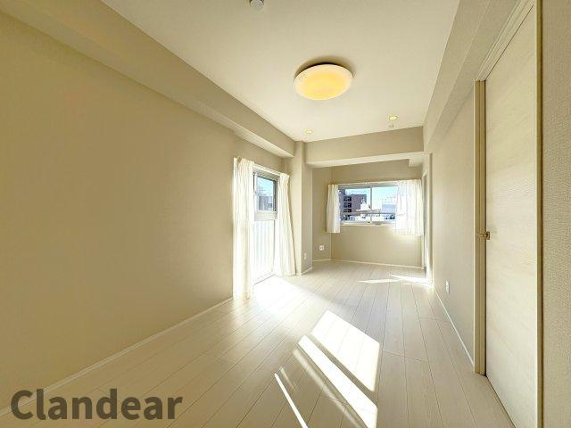 メイゾン向島の居間・リビング|ドキドキの新生活も、安心してスタート。ぴったりの住まいを見つけませんか？クランディアが一緒に住まい選びをサポートします‼　まずは、お気軽にお問合せください　＃クランディア