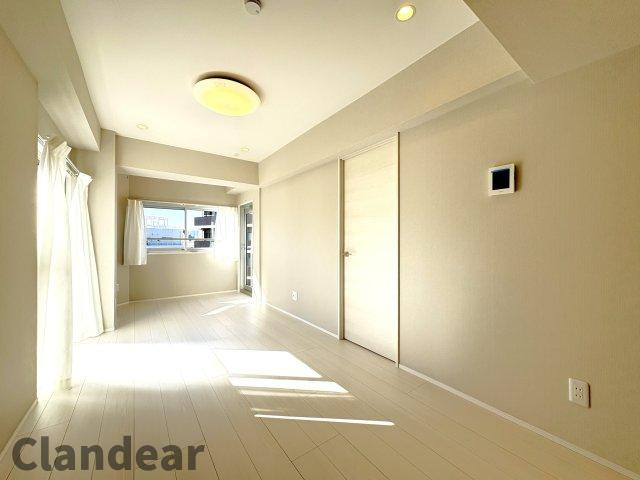 メイゾン向島の居間・リビング|ドキドキの新生活も、安心してスタート。ぴったりの住まいを見つけませんか？クランディアが一緒に住まい選びをサポートします‼　まずは、お気軽にお問合せください　＃クランディア