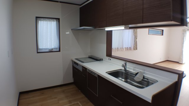 新市町戸手　太陽光・蓄電池電化住宅　駐車場６台