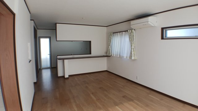 新市町戸手　太陽光・蓄電池電化住宅　駐車場６台