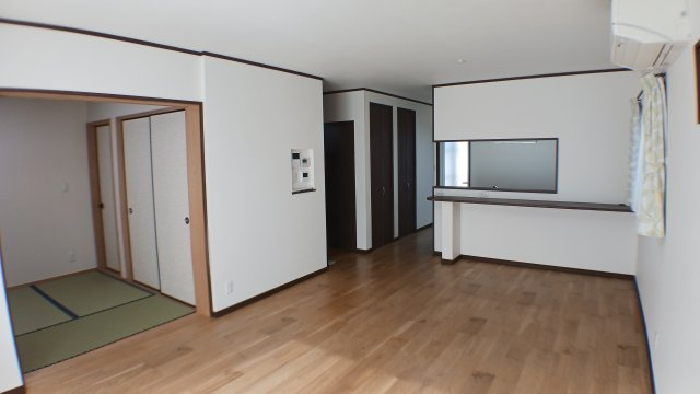 新市町戸手　太陽光・蓄電池電化住宅　駐車場６台