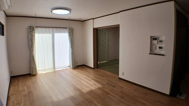 新市町戸手　太陽光・蓄電池電化住宅　駐車場６台