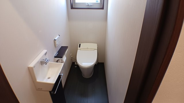 新市町戸手　太陽光・蓄電池電化住宅　駐車場６台