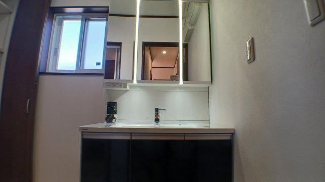 新市町戸手　太陽光・蓄電池電化住宅　駐車場６台