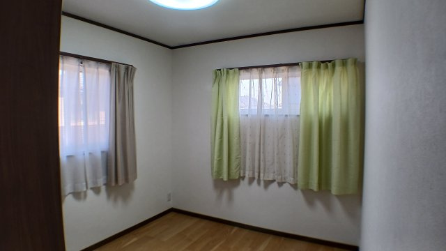 新市町戸手　太陽光・蓄電池電化住宅　駐車場６台