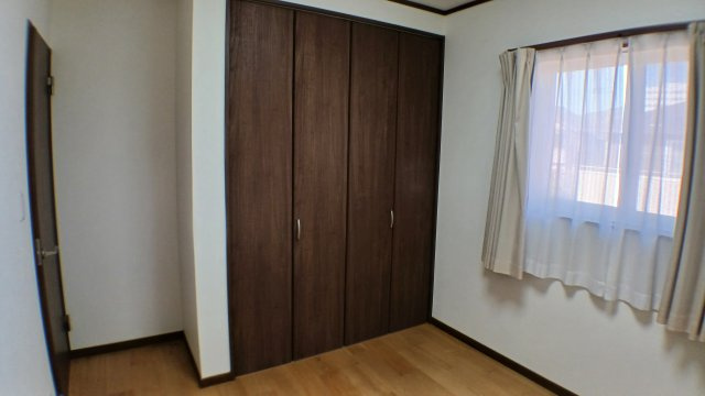 新市町戸手　太陽光・蓄電池電化住宅　駐車場６台