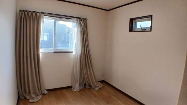 新市町戸手　太陽光・蓄電池電化住宅　駐車場６台