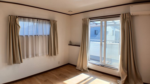 新市町戸手　太陽光・蓄電池電化住宅　駐車場６台