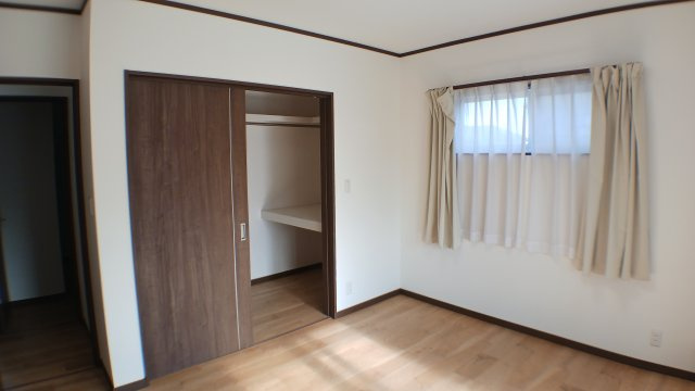 新市町戸手　太陽光・蓄電池電化住宅　駐車場６台