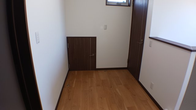 新市町戸手　太陽光・蓄電池電化住宅　駐車場６台