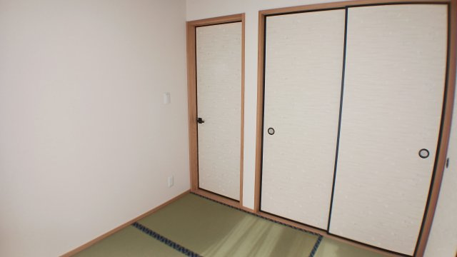 新市町戸手　太陽光・蓄電池電化住宅　駐車場６台