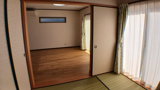 新市町戸手　太陽光・蓄電池電化住宅　駐車場６台