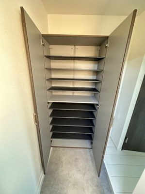 【玄関】 | ベイルームリアナ堀ノ内 | 収納力のあるシューズボックス付き♪