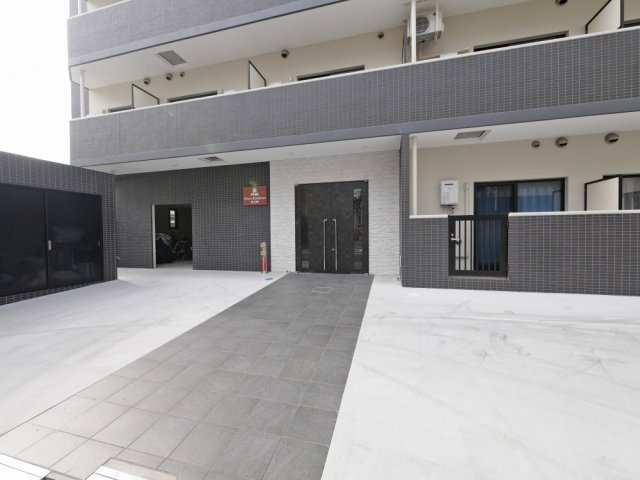 クローバー・レジデンス弁天町のエントランス